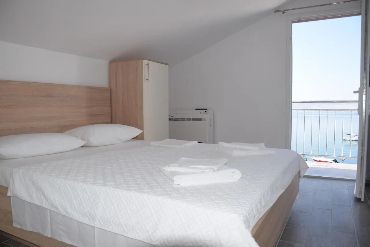 Apartments Tota Starigrad Paklenica Maison d'hôtes