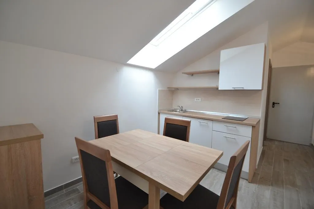 Apartments Tota Starigrad Paklenica Maison d'hôtes